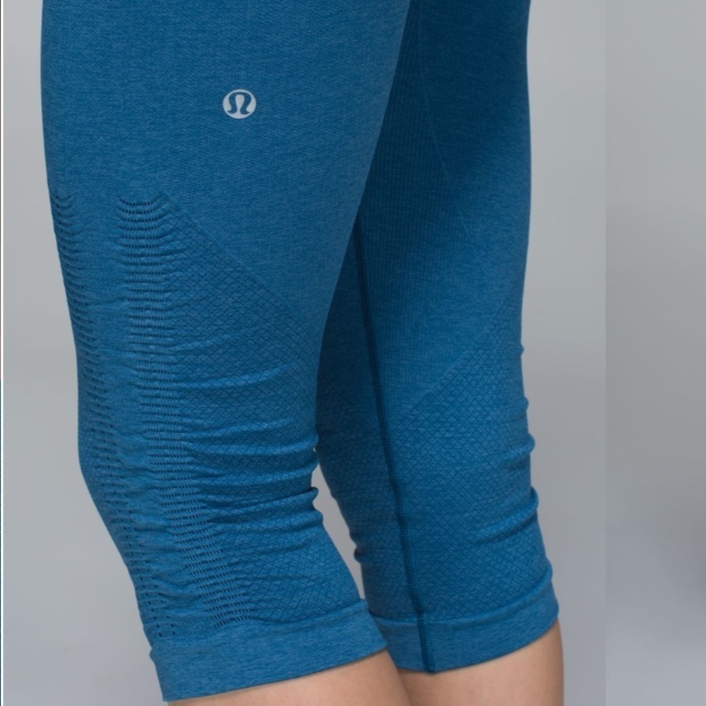 Lululemon In The Flow Crop II in Heathered Jet Set Blue size 6 - Picture 9 of 10